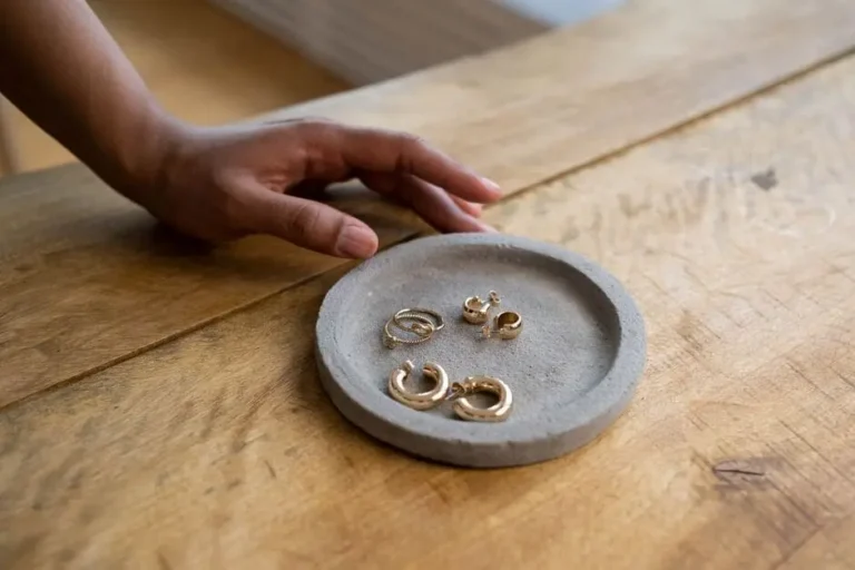 gold-rings-and-earrings-display-8274719